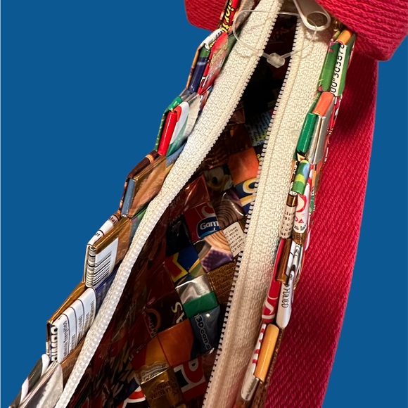 Recycled wrapper shoulder bag - Picture 3 of 4